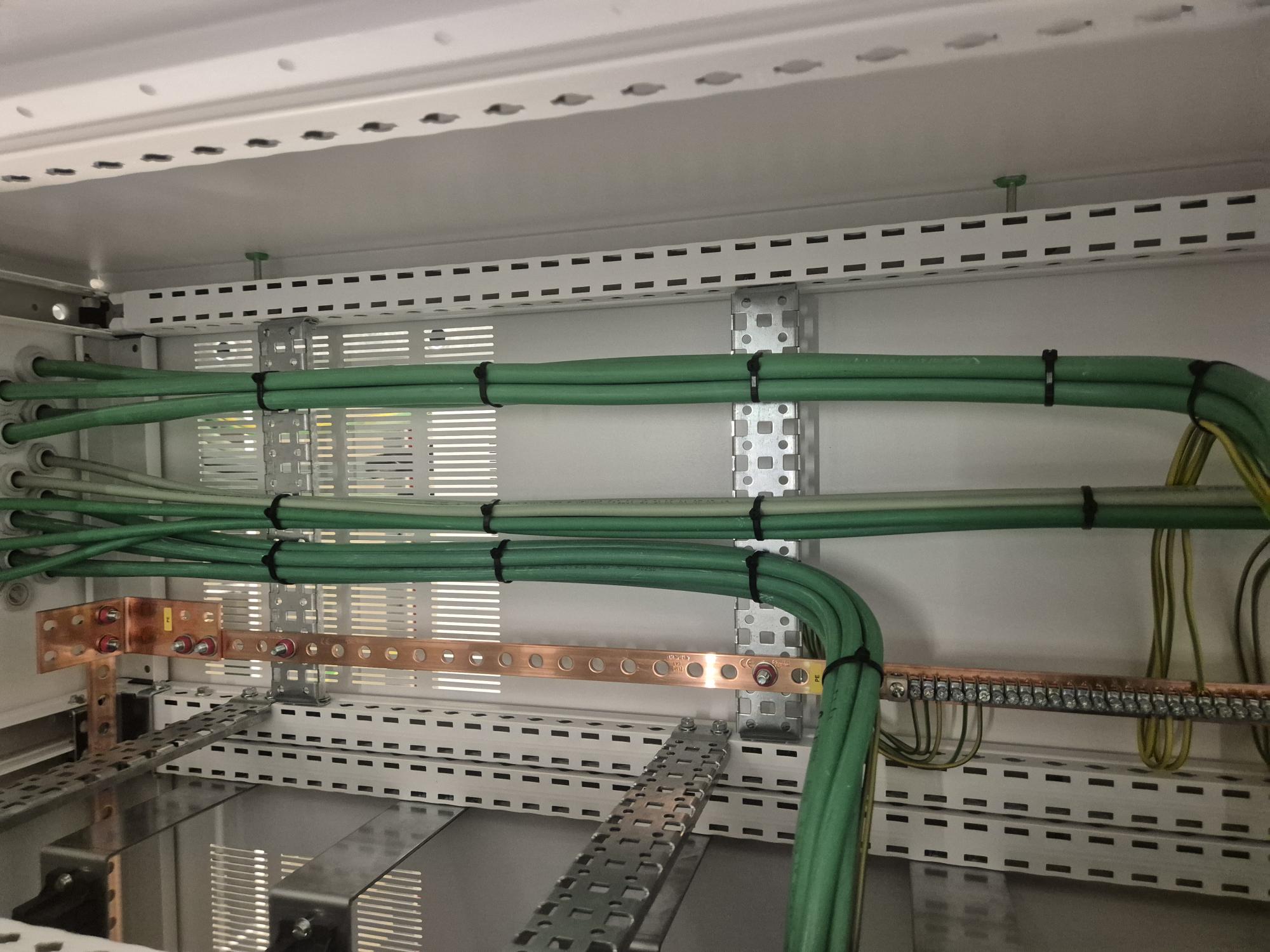 Montage van kabelbanen en trekken van kabels