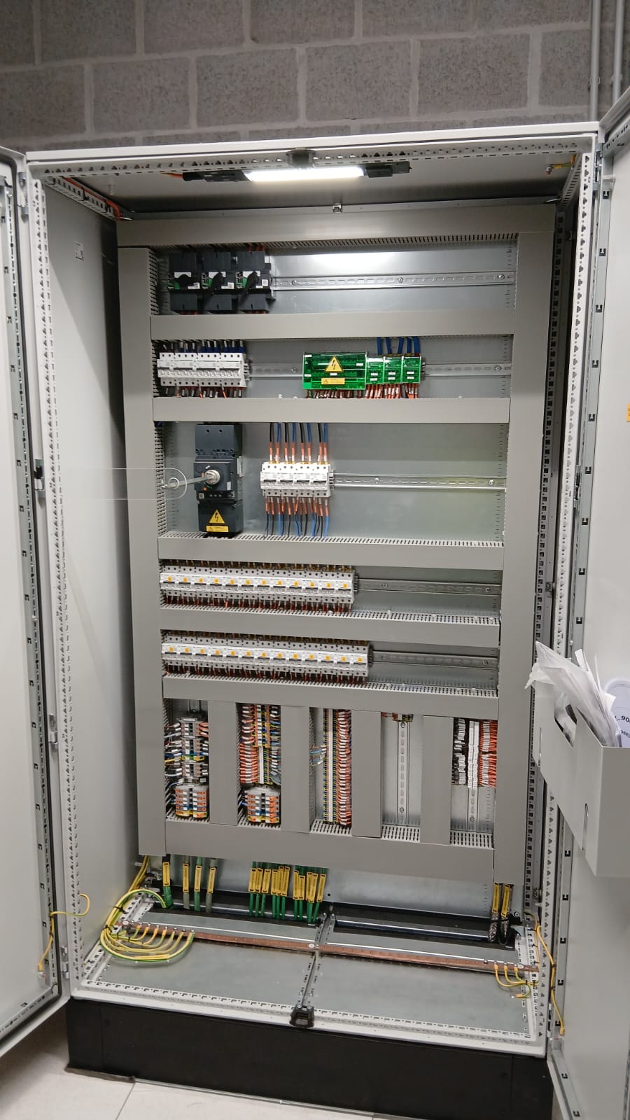 Bordenbouw en aansluiten van elektrische borden